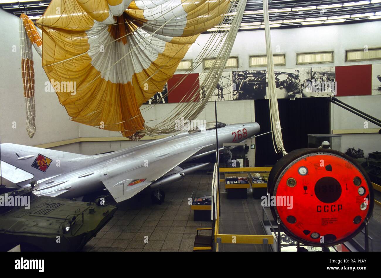 Deutschland, Dresden, Museum der Streitkräfte unmittelbar nach der Wiedervereinigung zwischen der DDR und der Bundesrepublik Deutschland; MIG 17 Jagdflugzeug der Sowjetischen Bau (März 1991) Stockfoto