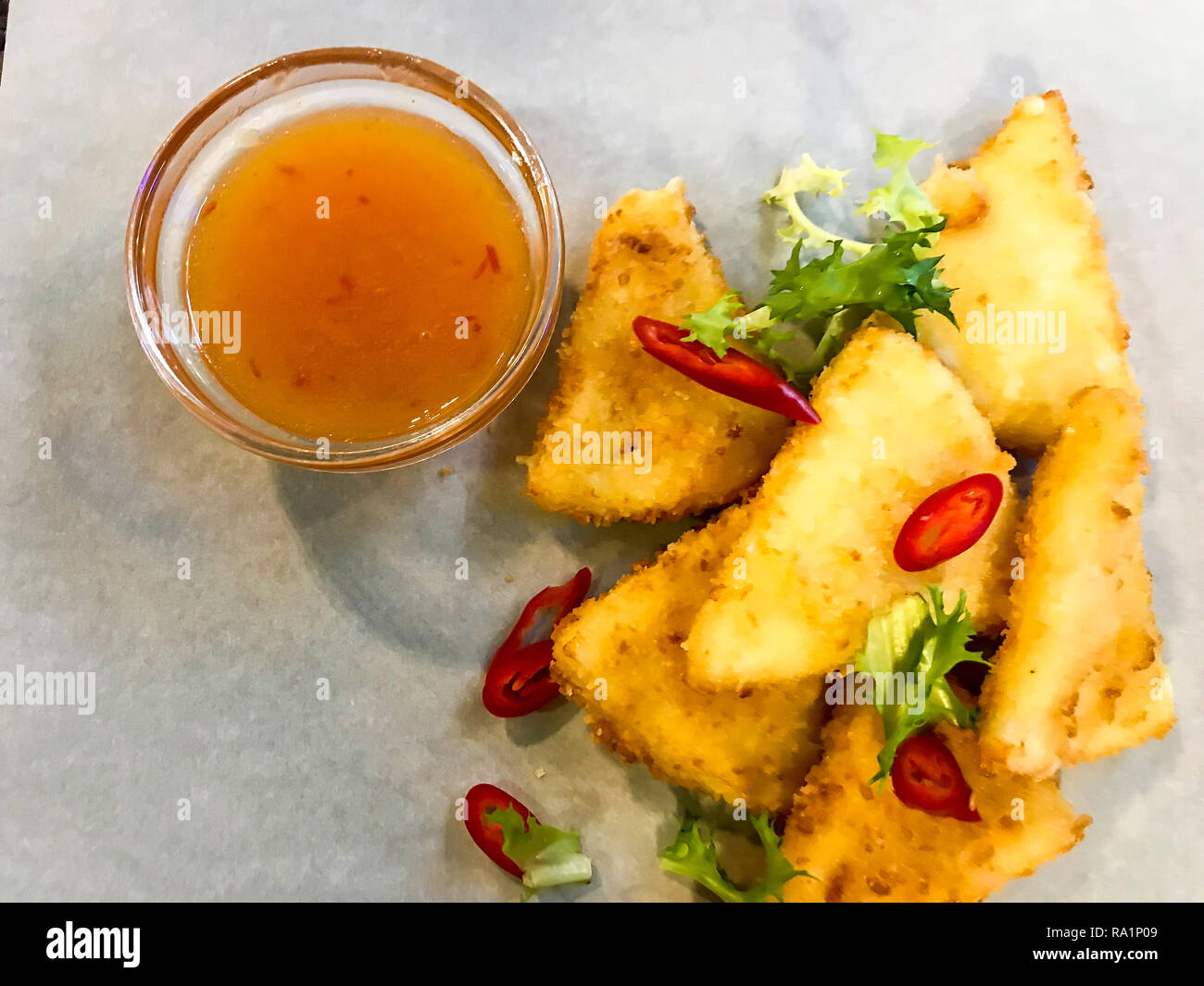 Einige knackige stücke Käse paniert gebraten mit Sauce. Studio Foto Stockfoto