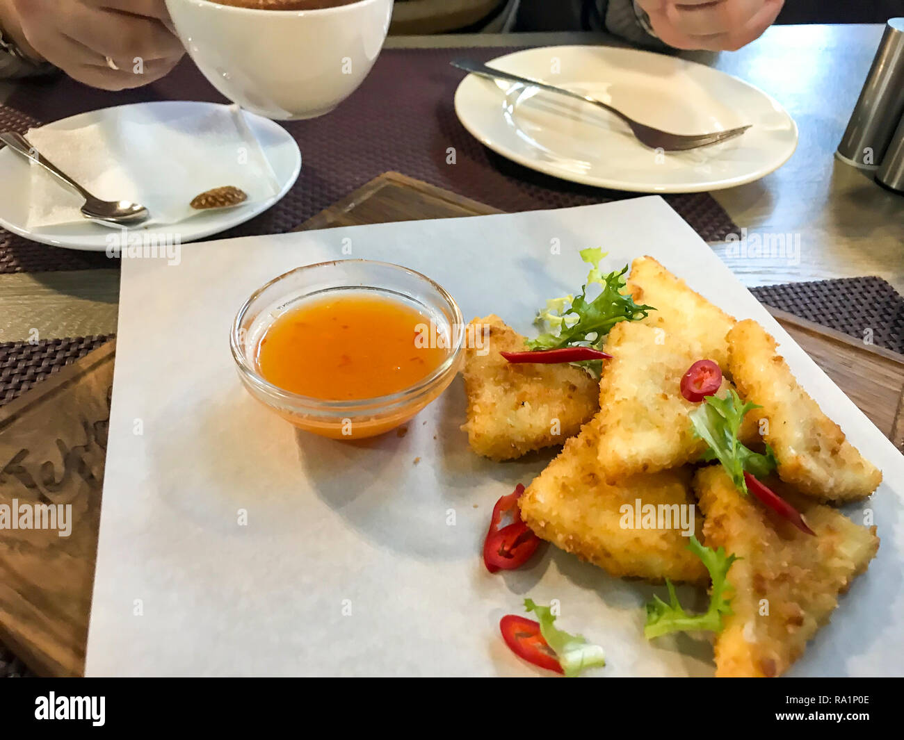 Panierter tofu -Fotos und -Bildmaterial in hoher Auflösung – Alamy