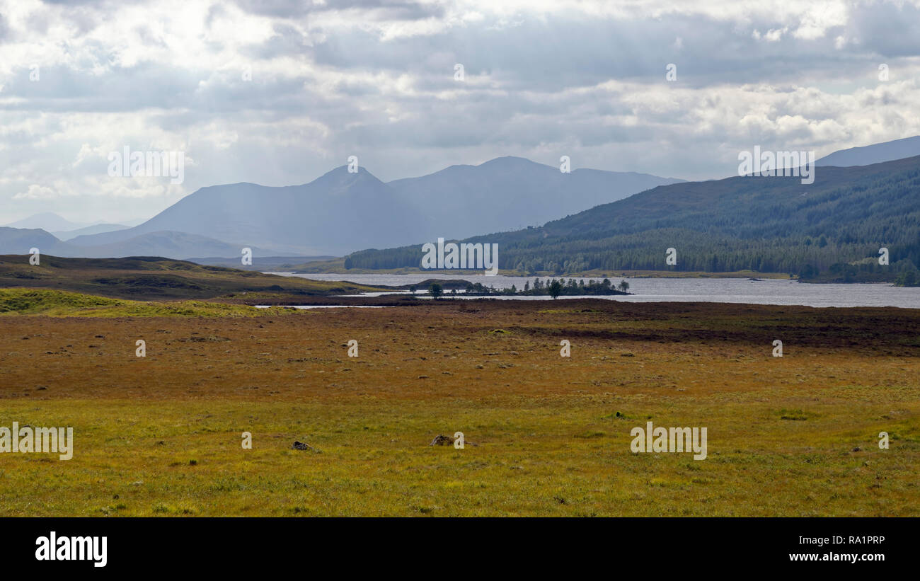 Blick von Rannoch Station Loch Laidon in die Berge auf der Südseite des Glen Coe, Rannoch Moor, Schottland Stockfoto