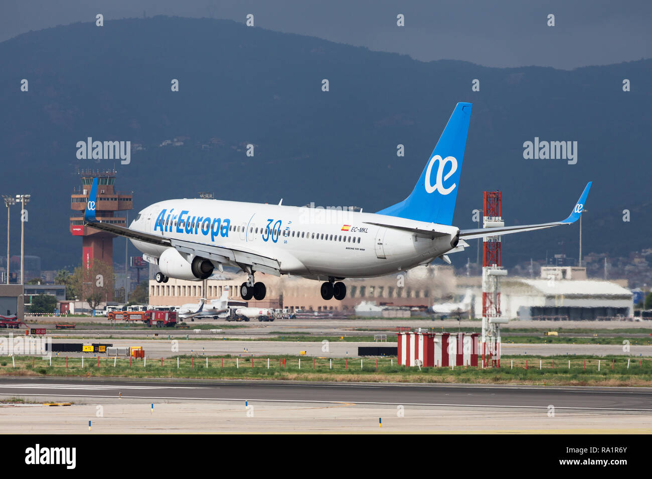 Barcelona, Spanien - 16. September 2018: Air Europa Boeing 737-800 mit 30 Jahren Sonderlackierung Landung am Flughafen El Prat in Barcelona, Spanien. Stockfoto