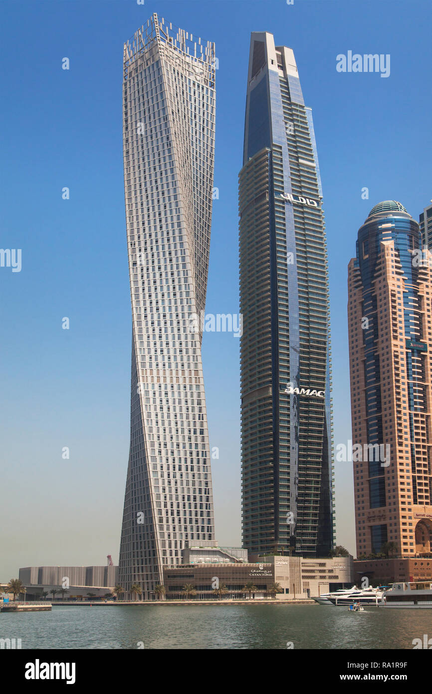 Dubai, Vereinigte Arabische Emirate - 8. September 2018: Cayan Turm und Damac Residenze am 8. September 2018 in Dubai Marina, Dubai, Vereinigte Arabische Emirate. Stockfoto