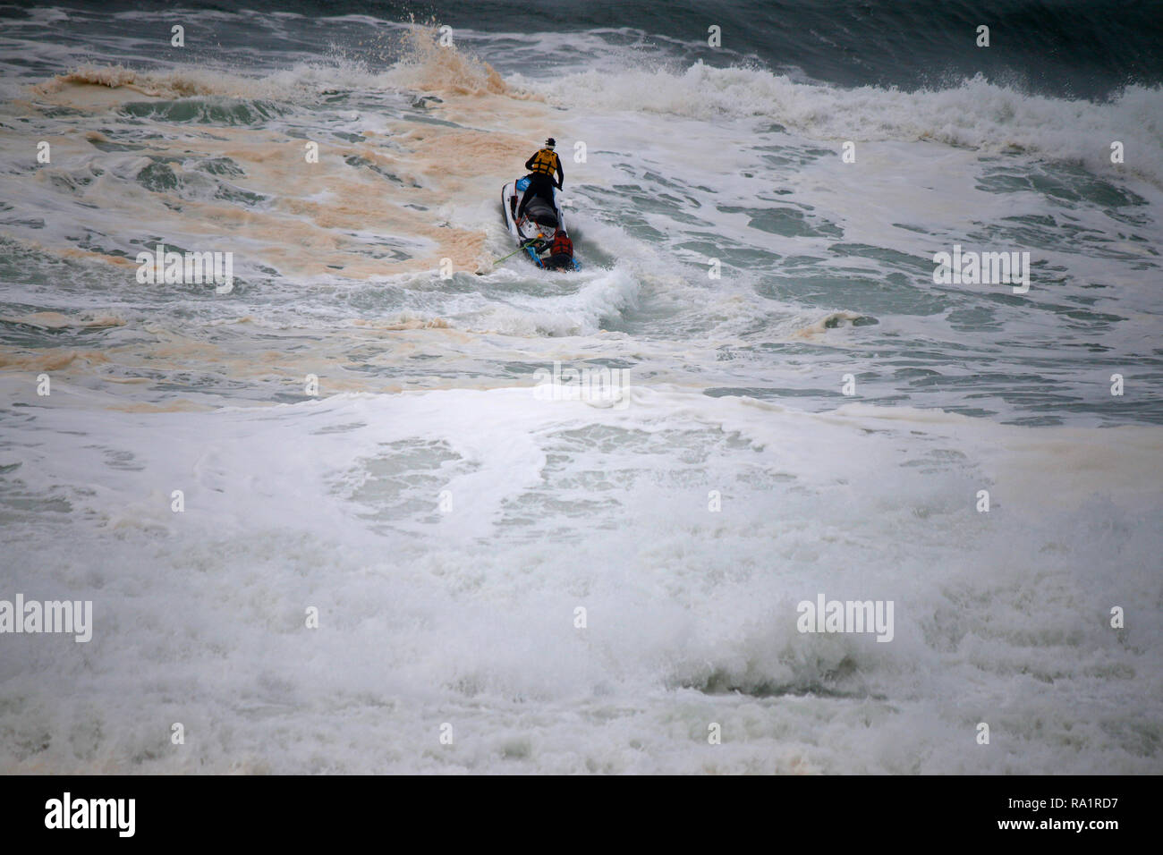 Ein Big Wave Surfer am Nordstrand von Nazare, Portugal. Stockfoto