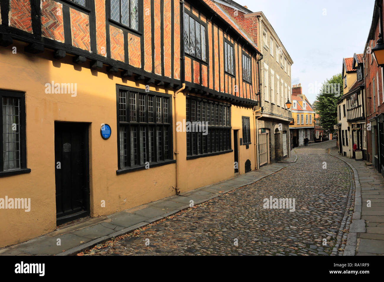 Architektur und Geschäfte entlang der gepflasterten Straße von Elm Hill, der Gassen, Norwich, Norfolk County, England, Großbritannien Stockfoto