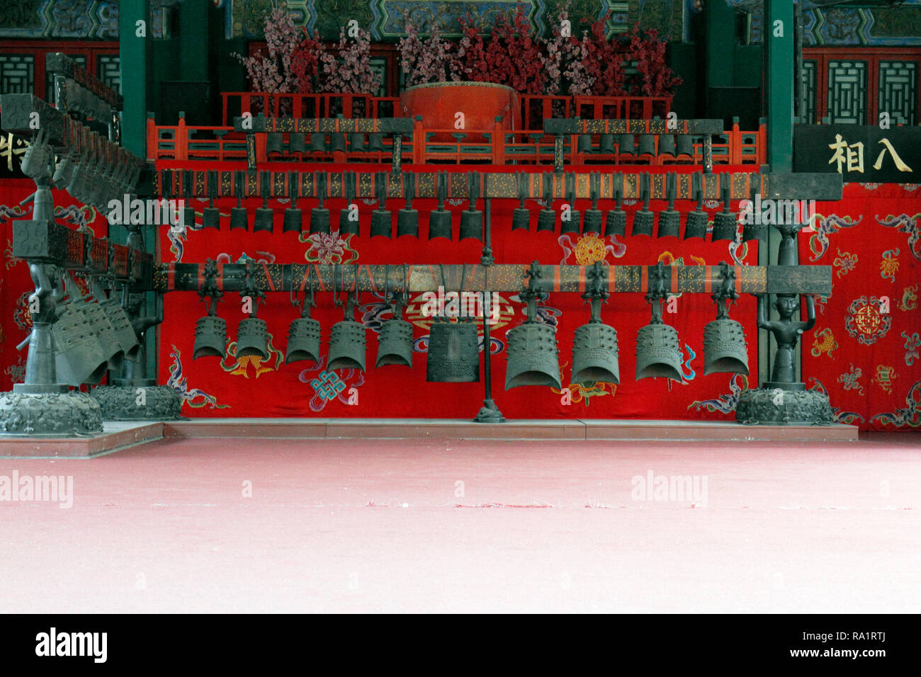 Bianzhong, eine alte chinesische Musikinstrument, bestehend aus einer Reihe von bronzenen Glocken. Chime Bells. Die große Bühne, Sommerpalast, Peking, China. Stockfoto