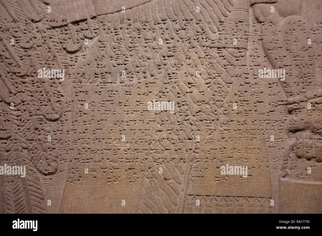 Alten sumerischen Artefakten des British Museum, London, mit Keilschrift Text und Schrift aus der alten assyrischen Region jetzt den Irak. Stockfoto