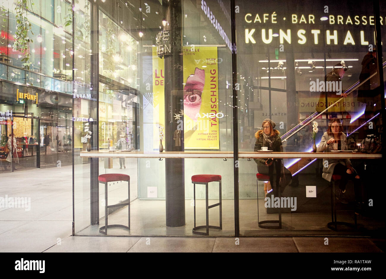 München, Deutschland - Kaffee Bar vor Weihnachten, à la mode von Edward Hopper, zwei Frauen alleine sitzen Stockfoto