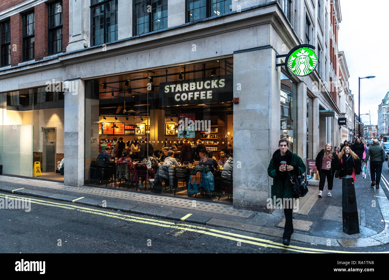 Starbucks Coffee Shop an der Ecke der Wardour und Hollen Street, Soho, London, W1, England, UK. Stockfoto