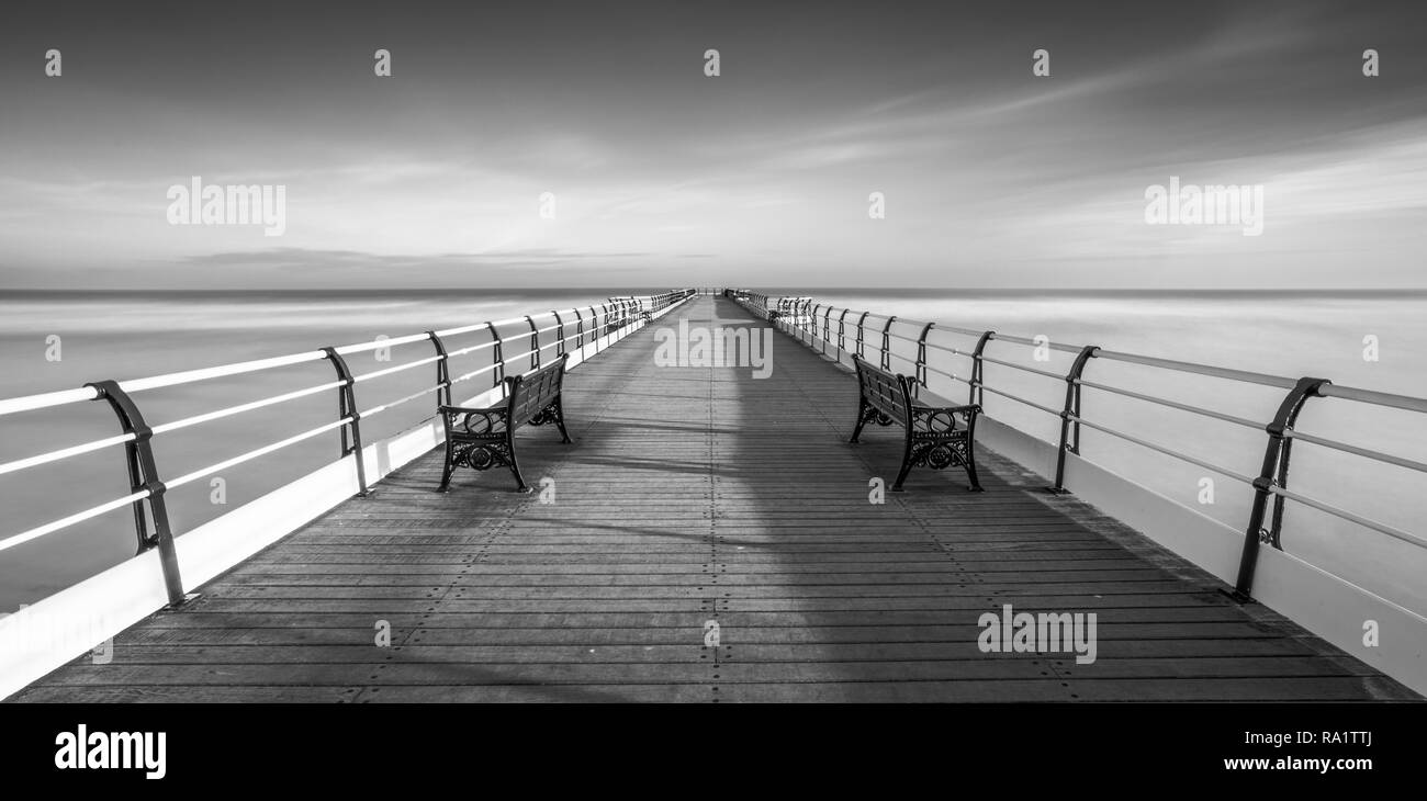 Einen frühen Start und einen schnellen Run auf der Autobahn den Sonnenaufgang in Saltburn-by-the-Sea und die herrlich restaurierten viktorianischen Pier. Stockfoto