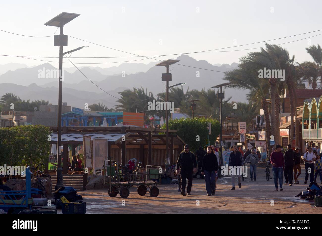 Ein Spaziergang entlang der Hauptstraße, Dahab, Ägypten Stockfoto
