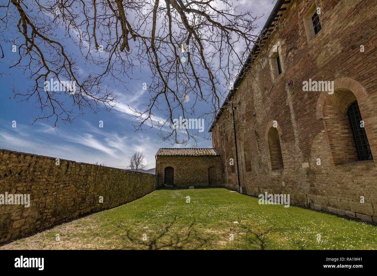 Kleinen Innenhof der Abtei von San Galgano, Toskana, Italien 04 14 2018 Stockfoto