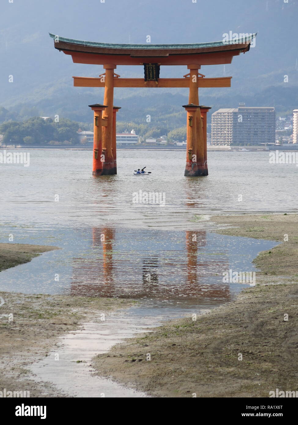 Blick auf die berühmten "schwebende" torii Tor der Itsukushima Schrein bei Flut, ein UNESCO-Weltkulturerbe auf der Insel Miyajima, Japan Stockfoto