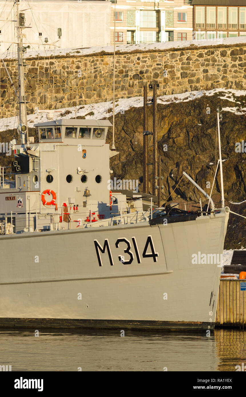 Alten pensionierten Zweiten Weltkrieg minesweeper Alta in Oslo Hafen als Museum - Schiff vertäut. Mit Akershus Festung im Hintergrund. Stockfoto