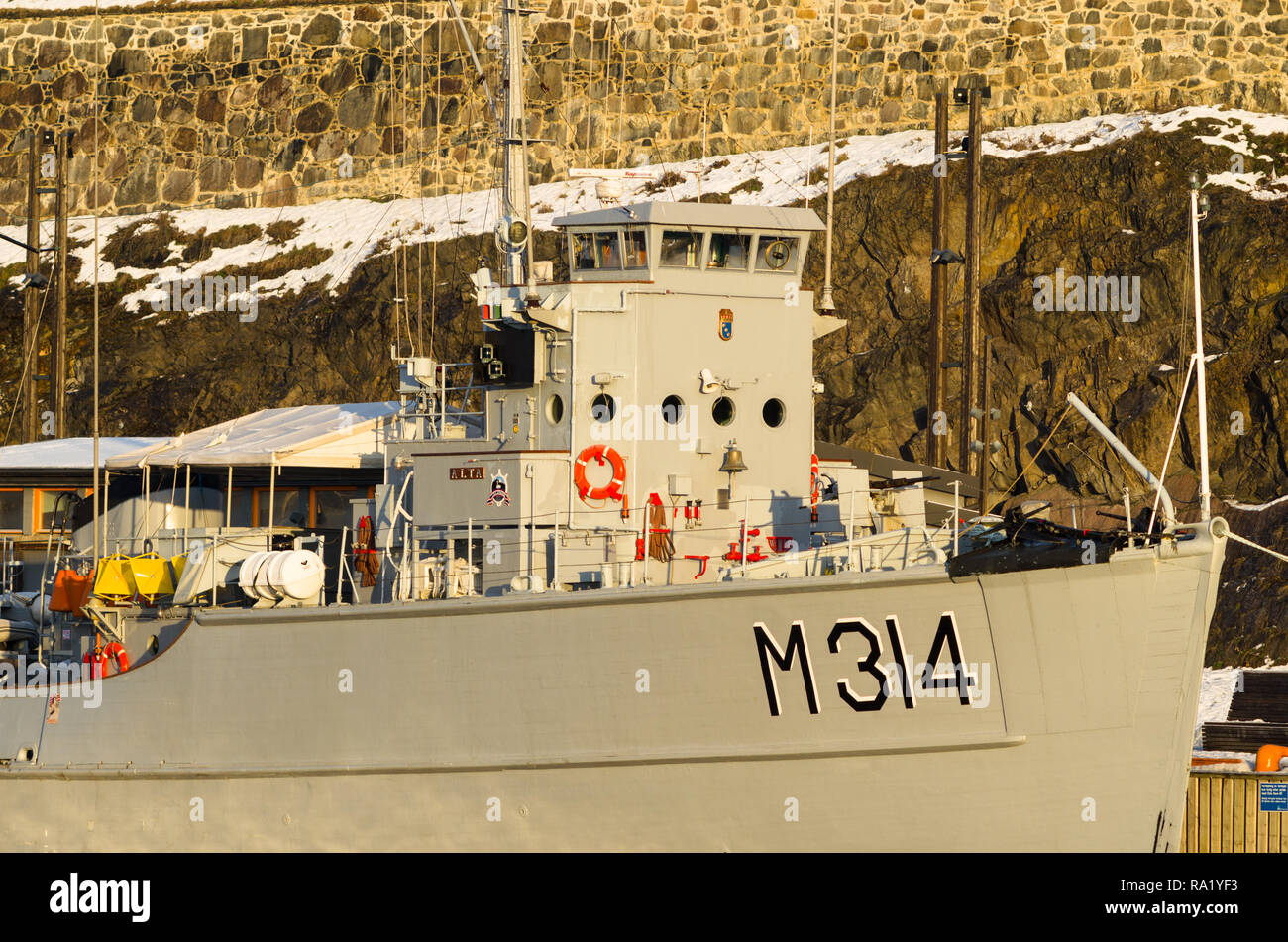 Alten pensionierten Zweiten Weltkrieg minesweeper Alta in Oslo Hafen als Museum - Schiff vertäut. Mit Akershus Festung im Hintergrund. Stockfoto