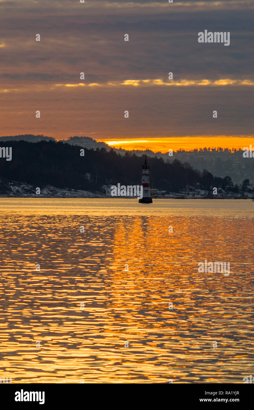 Golden Sunset in der inneren Oslofjord in ruhigen Wintertag. Stockfoto