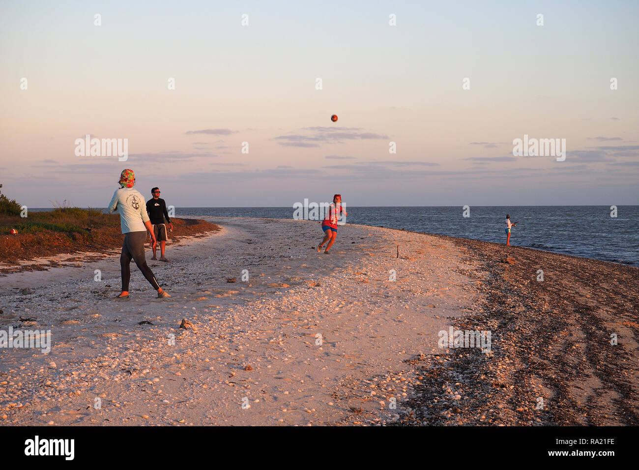 Der Everglades National Park, Florida 02-12-2017 Freunde Fussball am Strand von East Cape Sable spielen, während backcountry Camping. Stockfoto