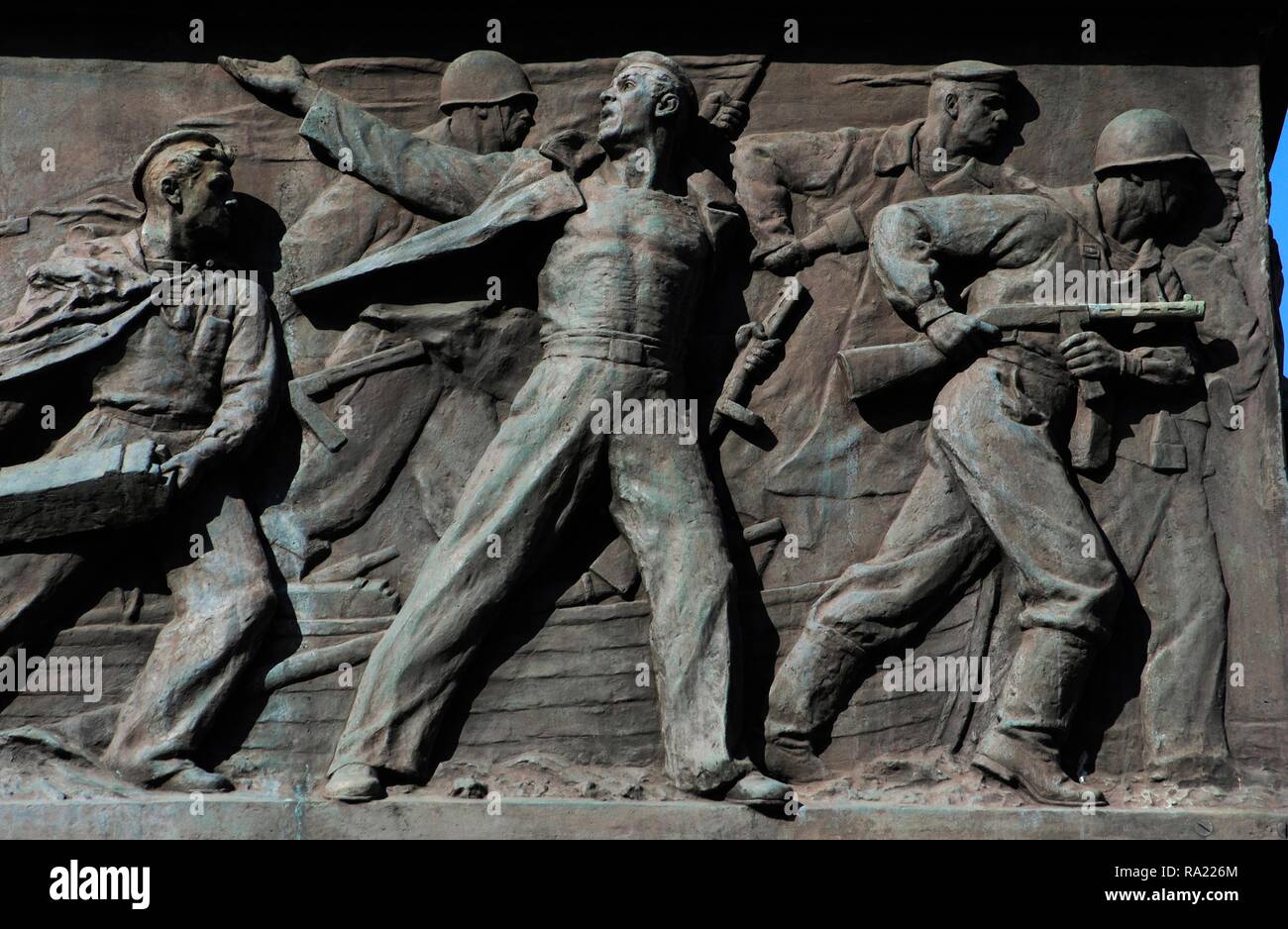 Denkmal des unbekannten Sailor. Er wurde 1960 zu Ehren der Sowjetischen Matrosen der Schwarzmeerflotte, die in der Verteidigung und Befreiung von Odessa während des Großen Vaterländischen Krieges starb. Detail einer bas-relief aus Bronze, depictinf russische Soldaten gegen die Deutschen, 1941 kämpfen. Bildhauer: M. Naruzetsky. Architekten: G. Topuz und S. Tomilin. Odessa, Ukraine. Stockfoto