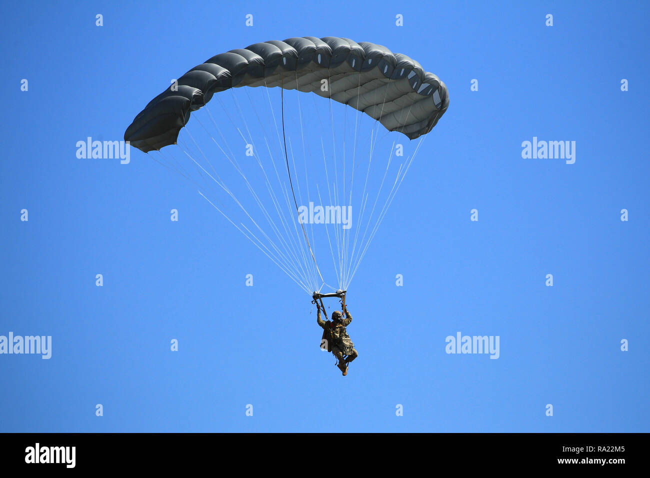 Ein Army National Guard Soldat von 5 Bataillon, 19 Special Forces Group, steigt für eine Landung in großer Höhe hohe Eröffnung Ausbildung springen über Joint Forces, Los Alamitos, Kalifornien, Feb 22, 2018. Fallschirmjäger von Unternehmen in Kalifornien, Colorado und Utah National Guards, leitete mehrere Sprünge in der Woche auf einem neuen Fallschirm System zu trainieren. (U.S. Air National Guard Foto von älteren Flieger Crystal Housman) Stockfoto