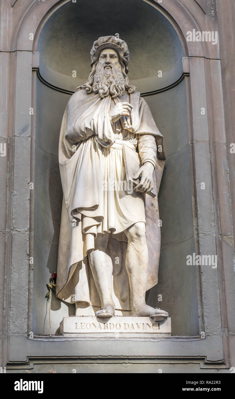 Leonardo Da Vinci Statue Uffizien Florenz Toskana Italien. Statue von Luigi Pampaloni in 1800. Berühmte Maler der Renaissance Stockfoto