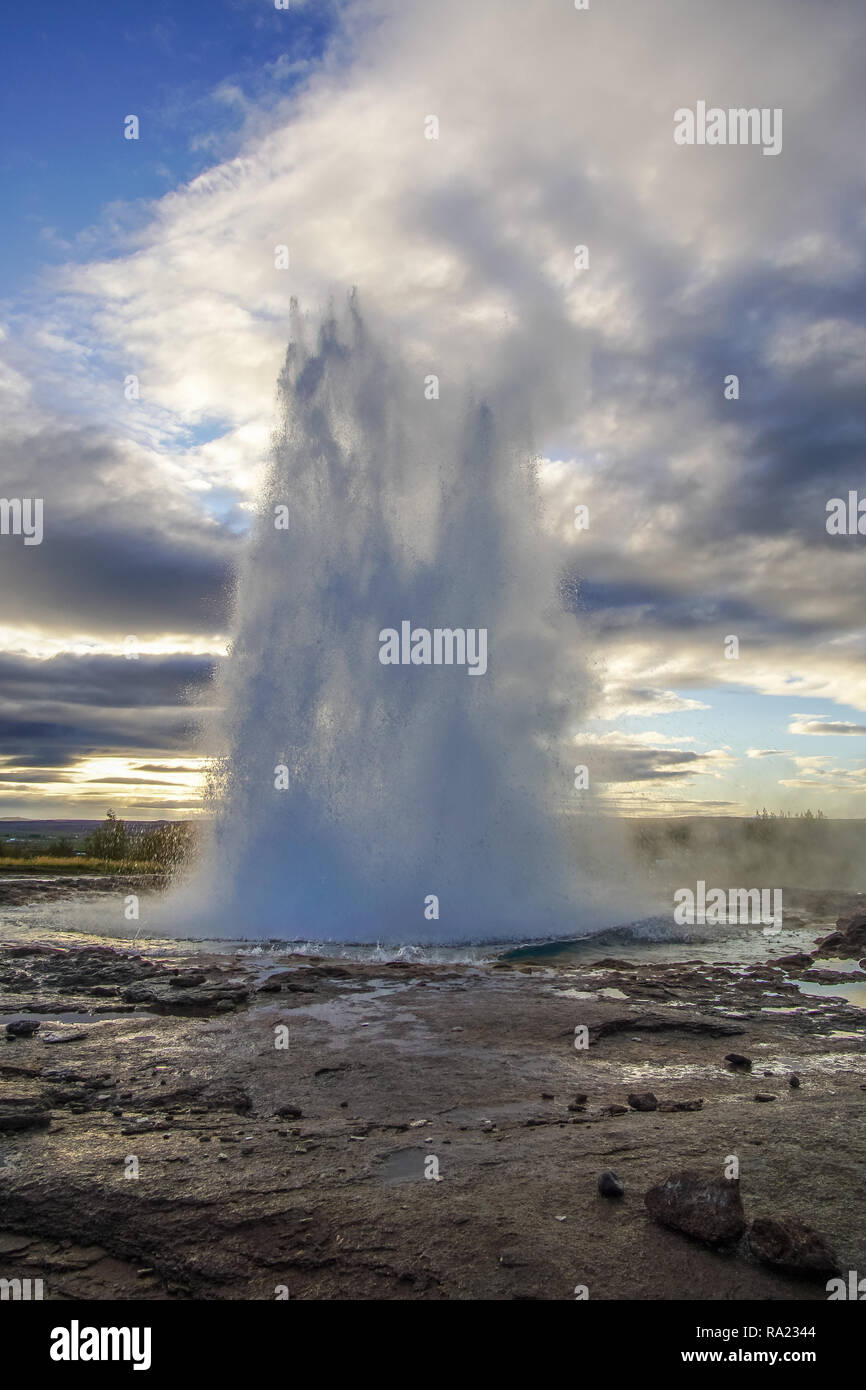 Ausbruch der Geysir Strokkur im Südwesten von Island, Europa. Stockfoto