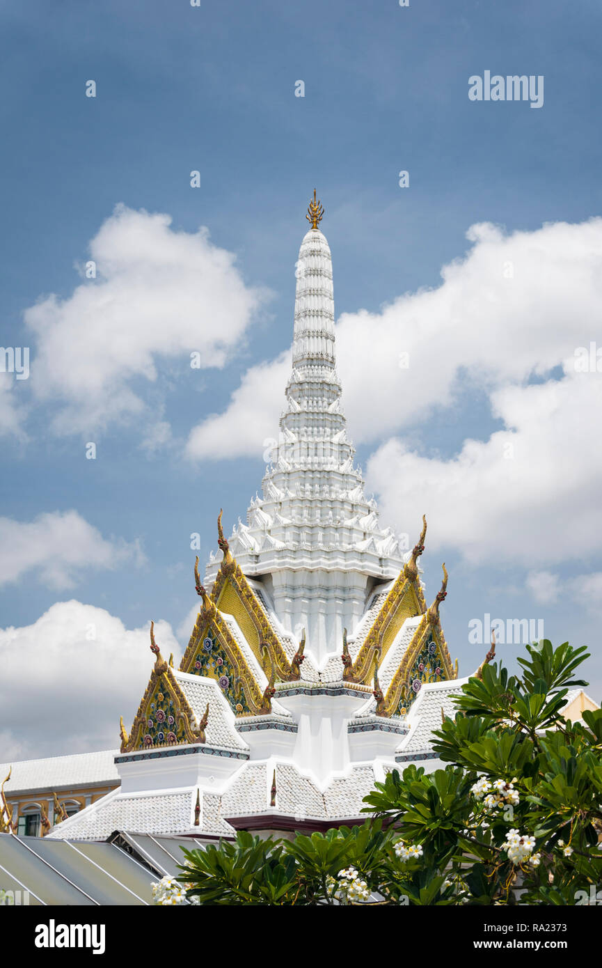 Weiß und Gold verzierten thailändischen Tempel mit Baum im Vordergrund, Thailand Stockfoto