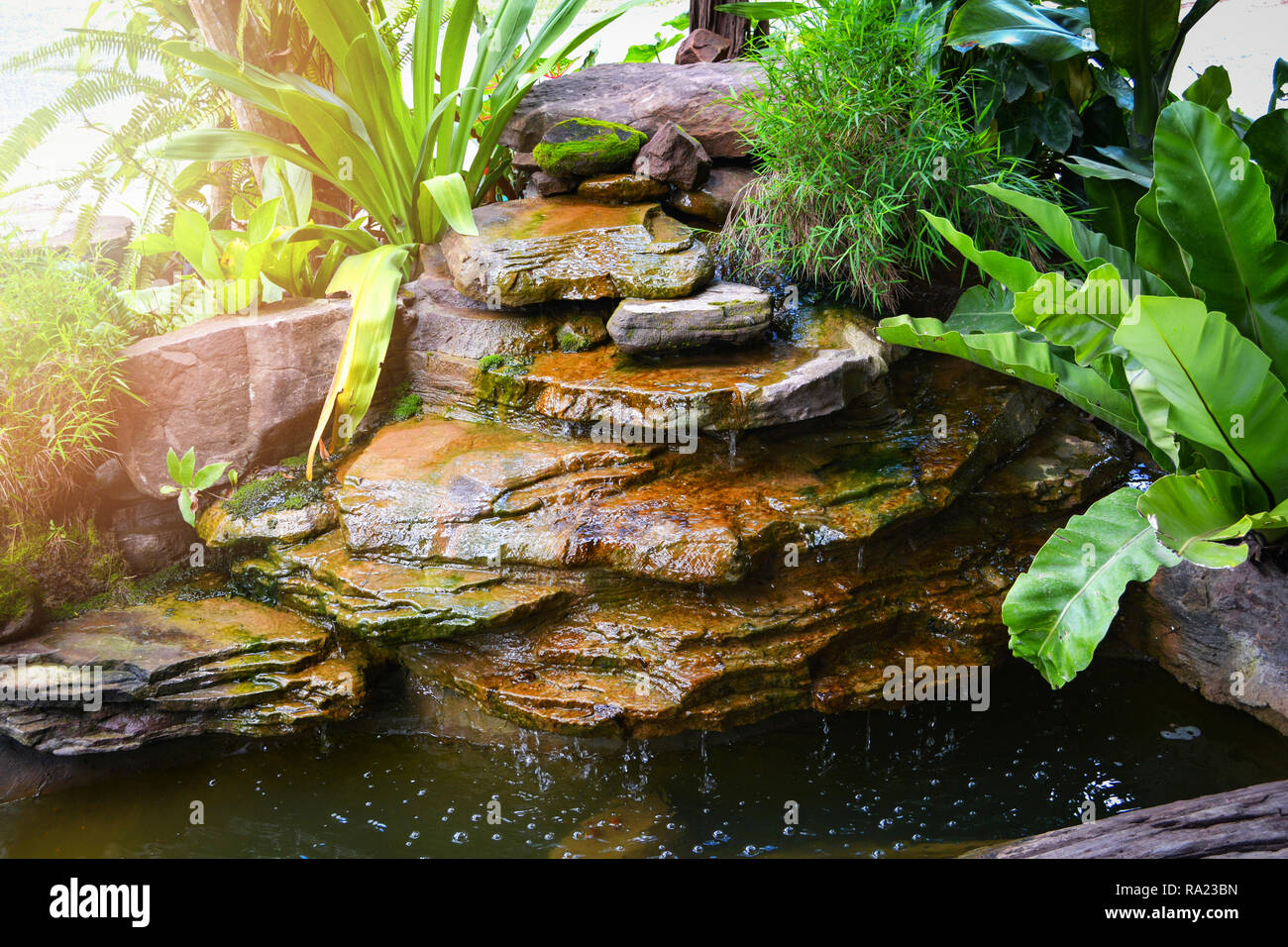 Kleiner Teich Mit Wasserfall Design Steine Und Pflanzen Im Garten Stockfotografie Alamy
