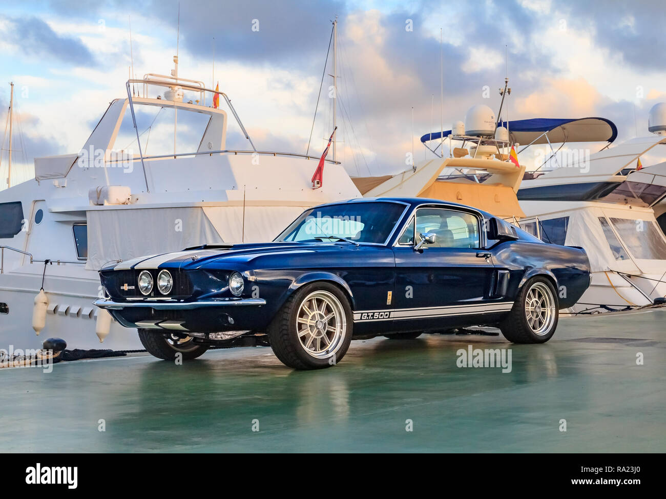 Palma de Mallorca, Spanien - Oktober 24, 2013: Klassische Seltene amerikanische Muscle Car, Vintage blau Ford Mustang Shelby Cobra GT-500 Fastback auf einem Pier in Ma Stockfoto