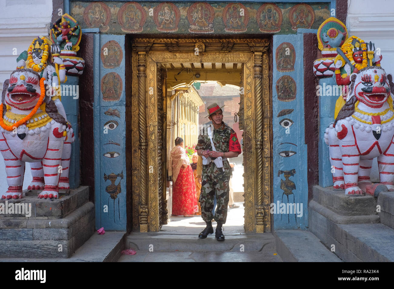 Ein Wächter steht im Eingang des alten königlichen Palast in Durbar Square, Kathmandu, Nepal Stockfoto