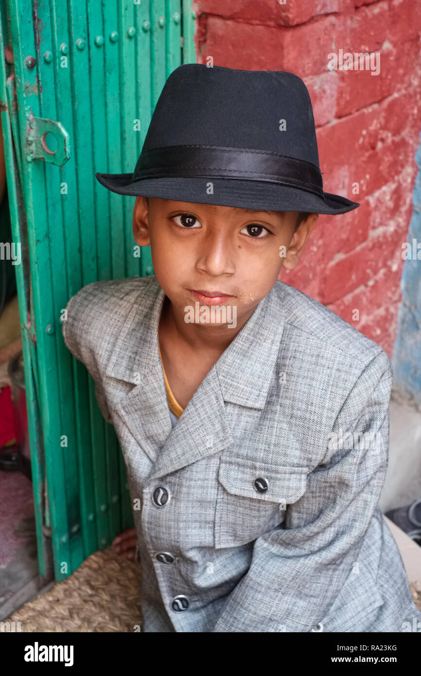 Eine elegant gekleidete junge in Kathmandu, Nepal, Cookie crumbles um seinen Mund Stockfoto