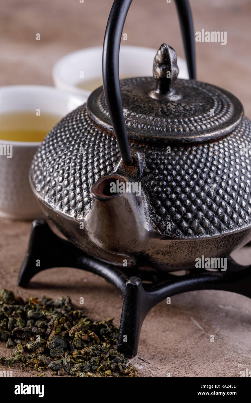Traditionelle japanische Kräutertee, in einer Form gekocht - Bügeleisen Wasserkocher mit organischen trockene Kräuter. Close-up. Gesunde asiatische Grüne Tee. Stockfoto
