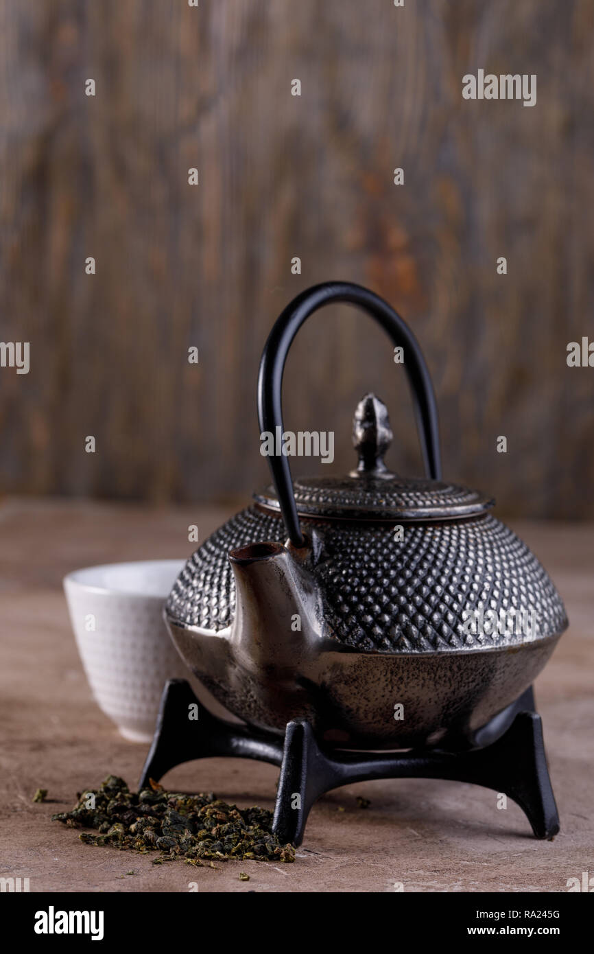 Traditioneller asiatischer Kräutertee, in einer Form gekocht - Bügeleisen Wasserkocher mit trockenen Kräutern. Close-up. Gesunde asiatische Grüne Tee. Stockfoto