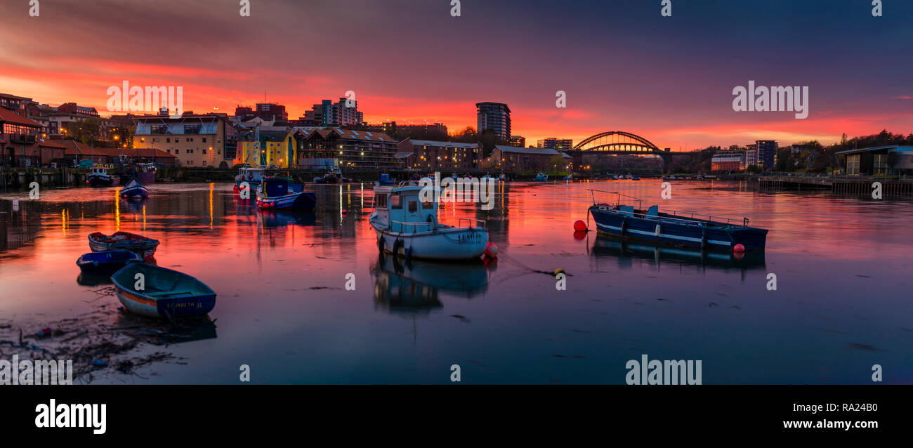 Fluss Fisch Hafen in Richtung der berühmten wearmouth Brücke tragen, Fischerboote im Vordergrund, Sonnenuntergang, eine beeindruckende Auswahl an Farben und Reflexionen Stockfoto