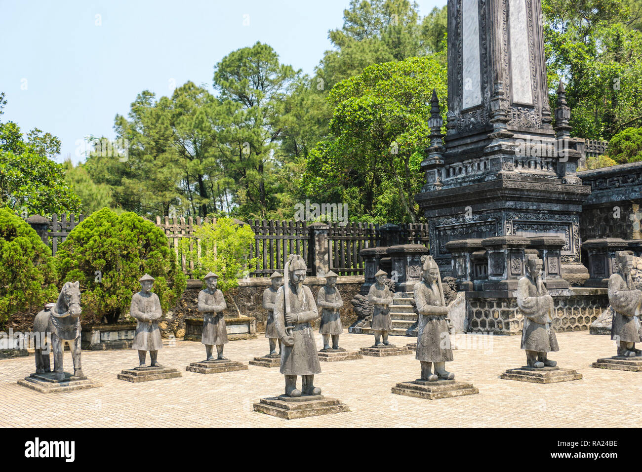 Grab von Khai Dinh, guardian Statuen, Hue, Vietnam Stockfoto