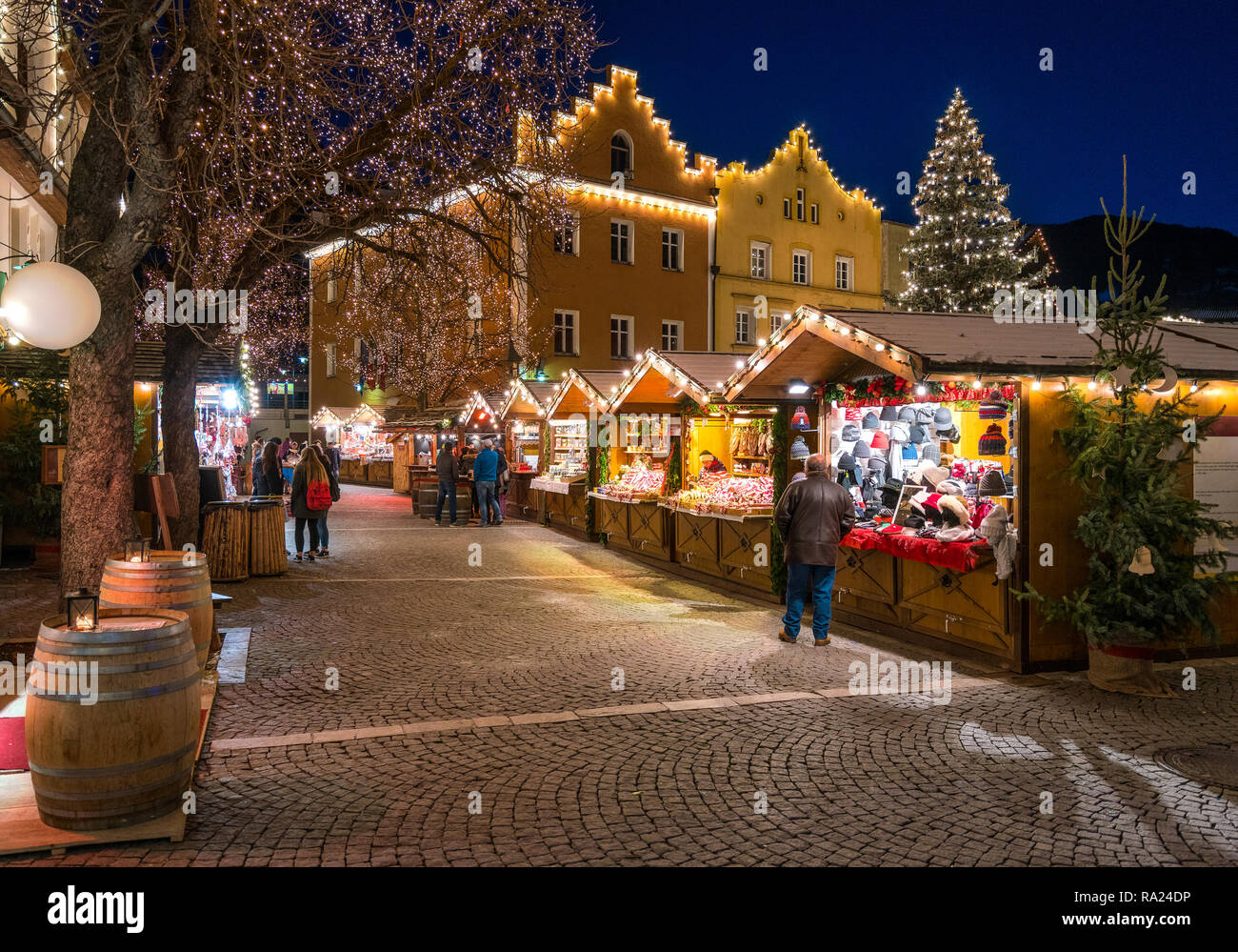 Die bunten Weihnachtsmarkt in Sterzing am Abend. Trentino Alto Adige, Italien. Stockfoto