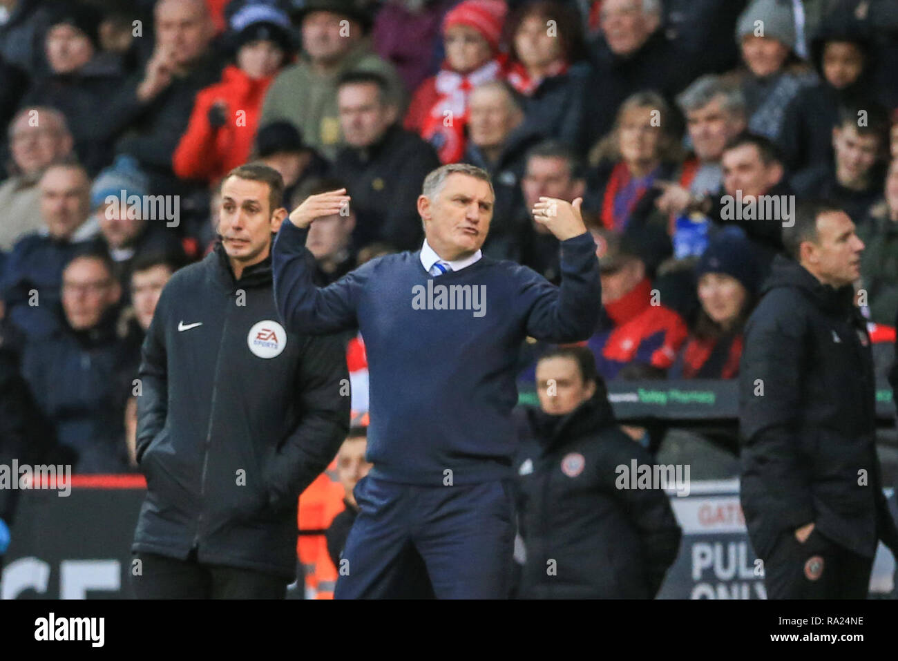 29. Dezember 2018, Bramall Lane, Sheffield, England; Sky Bet Meisterschaft, Sheffield United vs Blackburn; Tony Mowbray Manager von Blackburn mit Schiedsrichter Anthony Taylor Entscheidung ion geben nicht auf einen faulen Kredite: Mark Cosgrove/News Bilder der Englischen Football League Bilder unterliegen DataCo Lizenz wütend ist Stockfoto