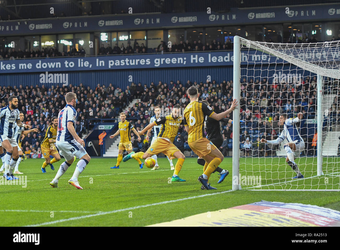 29. Dezember 2018, der Weißdorn, West Bromwich, England; Sky Bet Meisterschaft, West Bromwich Albion vs Sheffield Mittwoch; Atdhe Nuhiu (17) von Sheffield Mittwoch Kerben zu machen es 0-1 Credit: Gareth Dalley/News Bilder der Englischen Football League Bilder unterliegen DataCo Lizenz Stockfoto