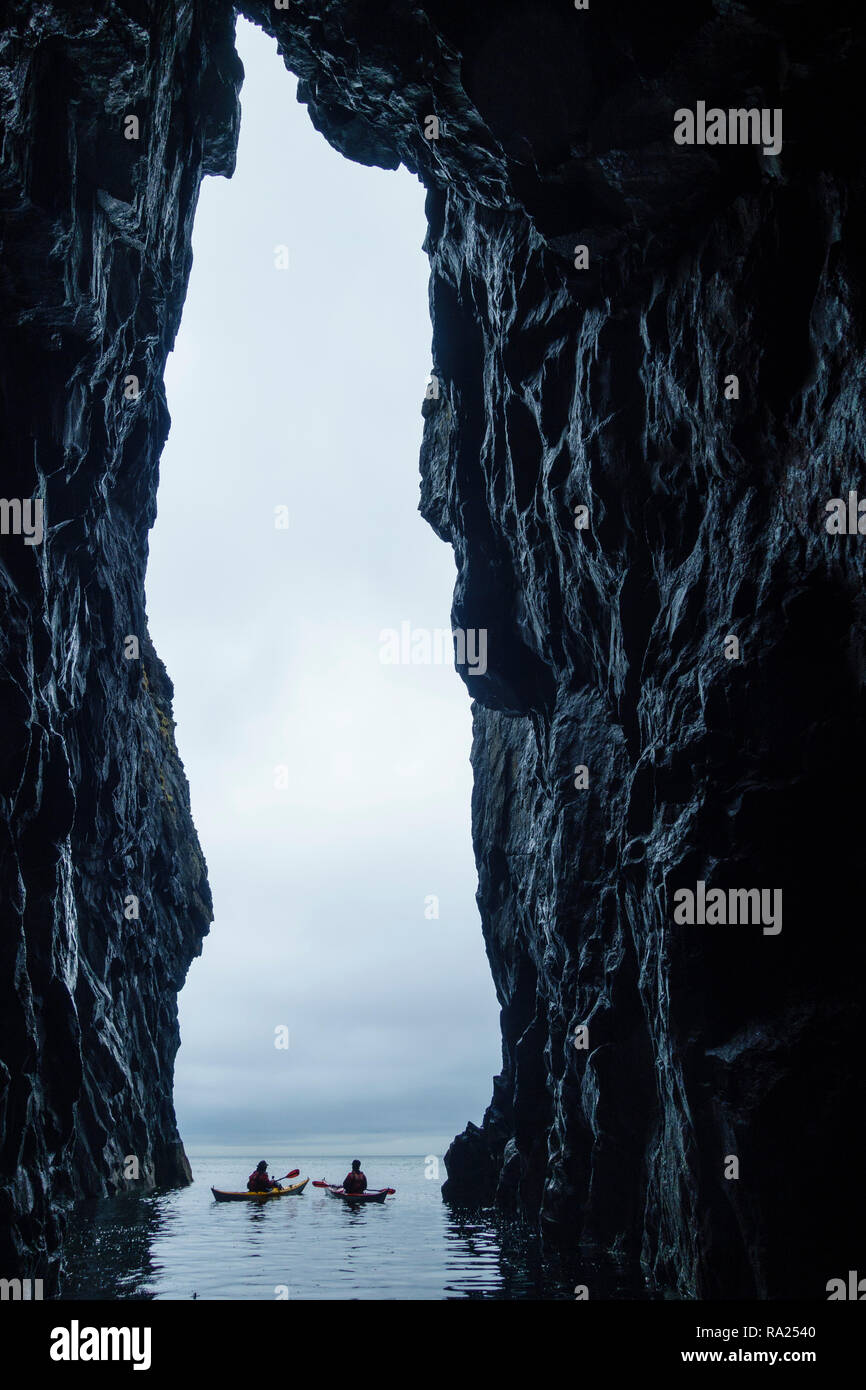 Die Erkundung der natürlichen Höhlen, in der Nähe von Staffin, Kajakfahren im Meer rund um die Insel Skye, Schottland Stockfoto