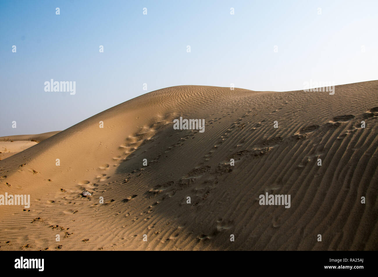 Footprints und Schatten auf den Dünen. Stockfoto