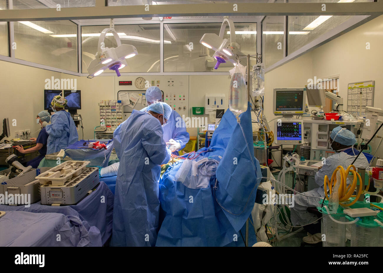 Chirurgen führen Sie ein Betrieb bei einem NHS Krankenhaus Op. Stockfoto