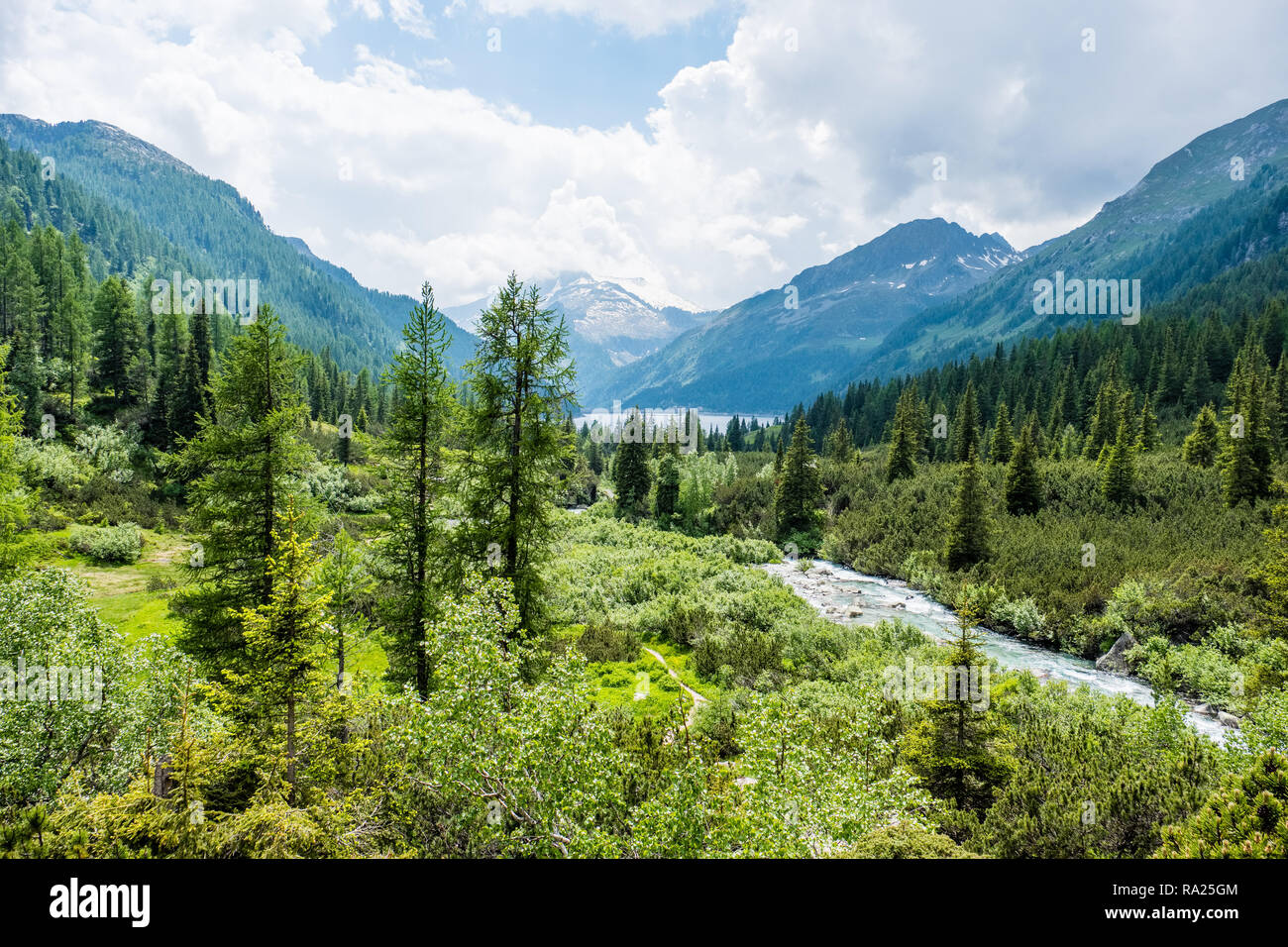 Fluss auf die italienischen Alpen Stockfoto