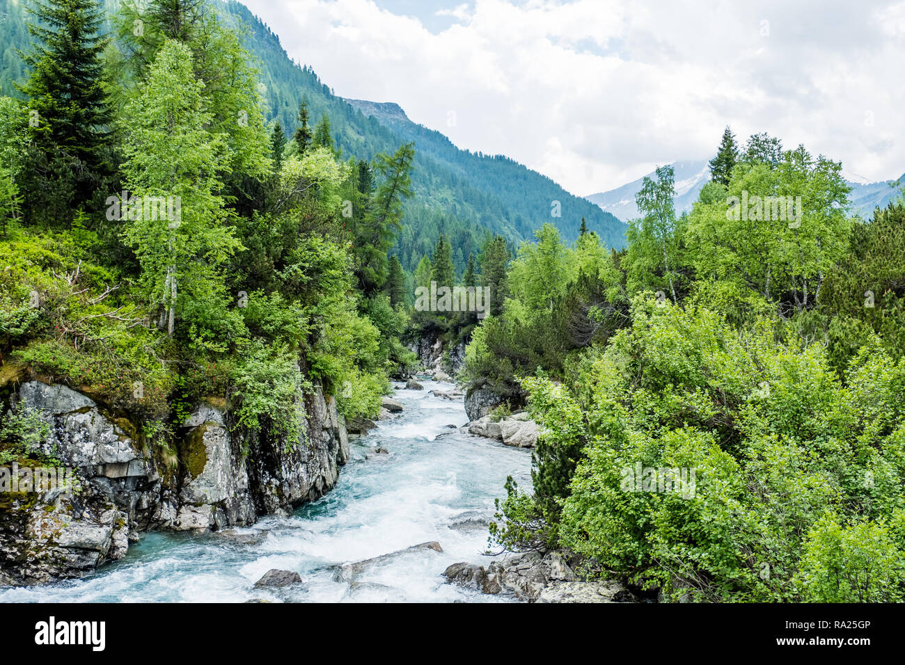 Fluss auf die italienischen Alpen Stockfoto