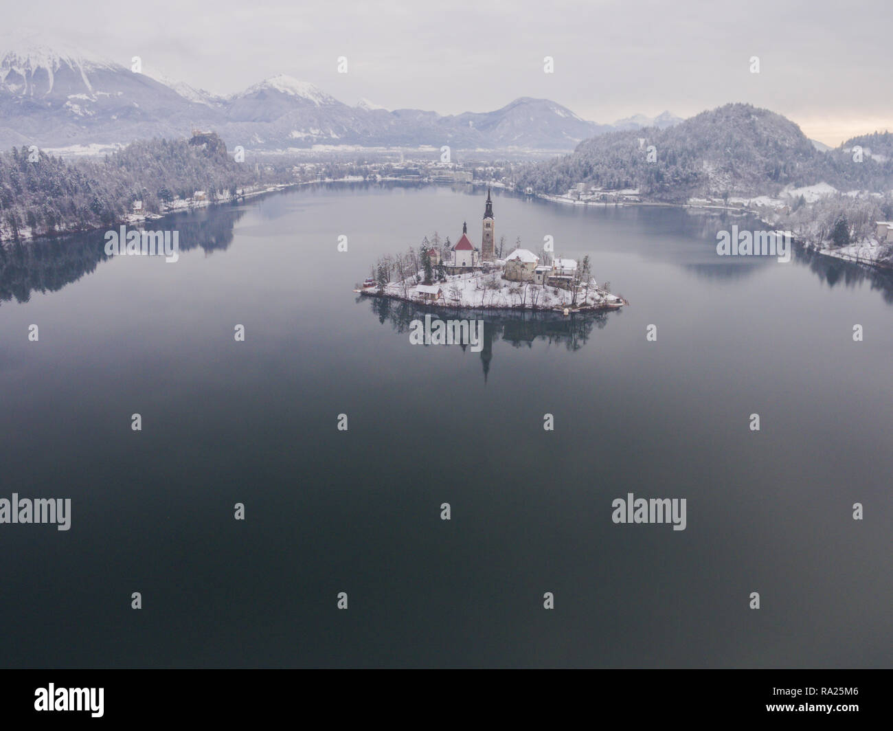 Luftaufnahme des Sees Bled mit St. Marys Kirche Mariä Himmelfahrt auf der kleinen Insel Bled, Slowenien, Europa Stockfoto