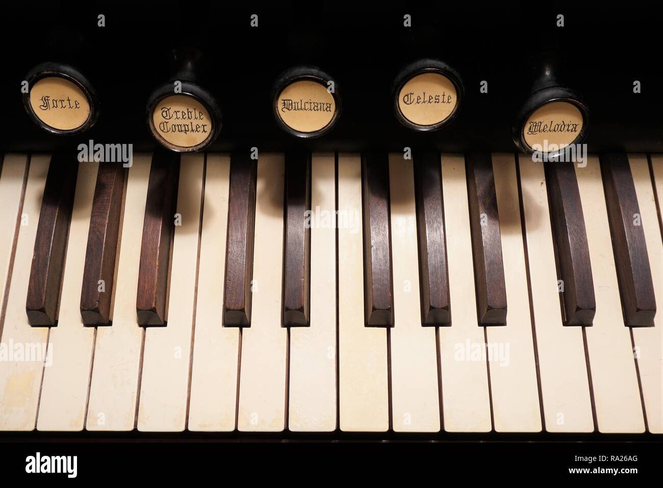 In der Nähe der Schlüssel und hält einer alten Pump Organ Stockfoto