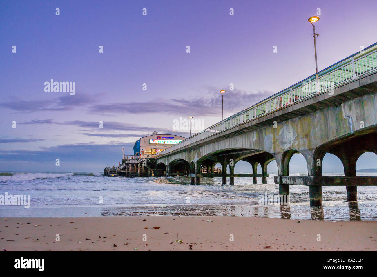 Bournemouth Pier bei Sonnenuntergang, Januar 2018, Bournemouth, Dorset, England, Großbritannien Stockfoto