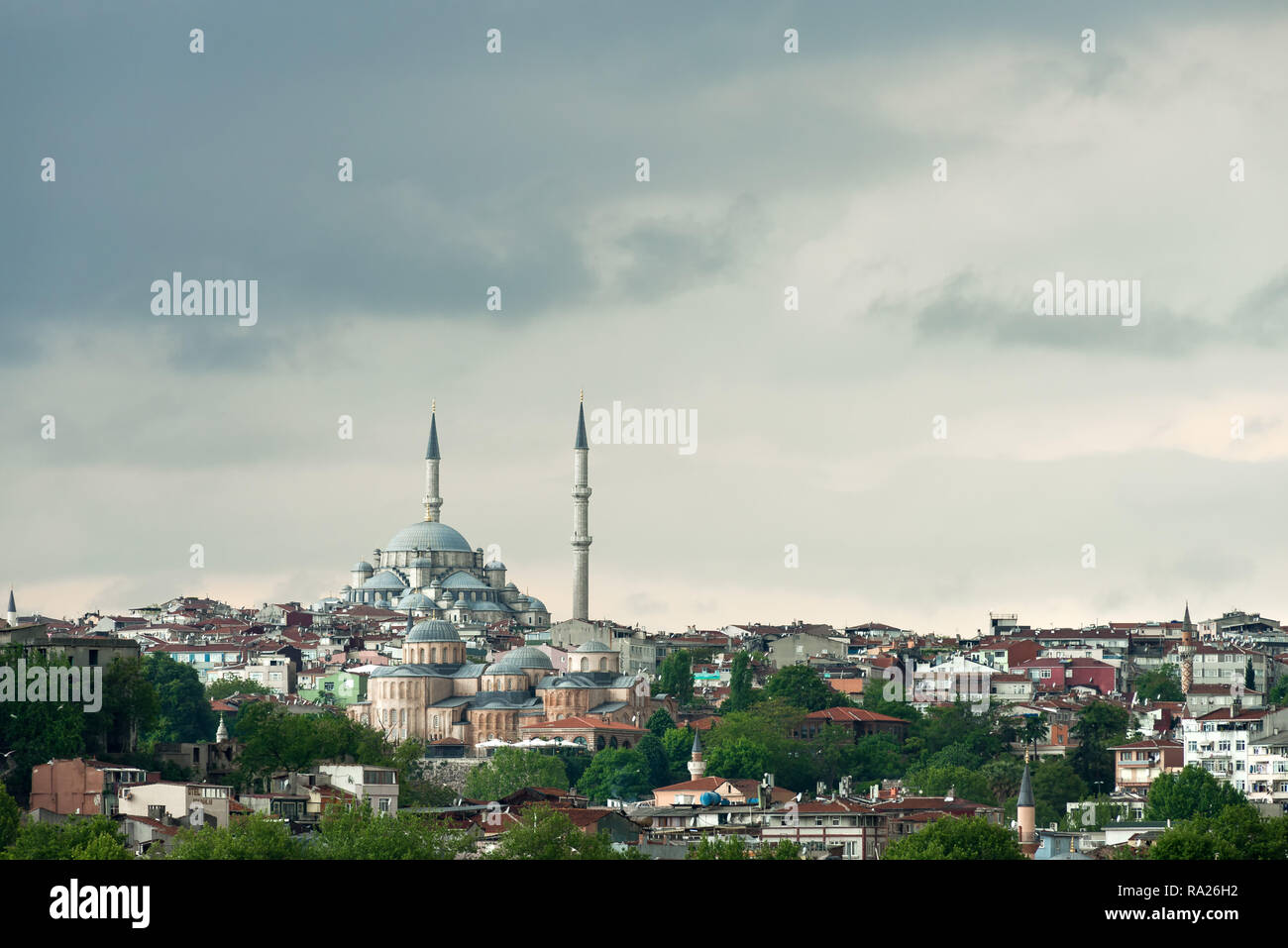 Yavuz Sultan Selim Moschee und Istanbul Skyline der Stadt an einem bewölkten Tag, Türkei Stockfoto
