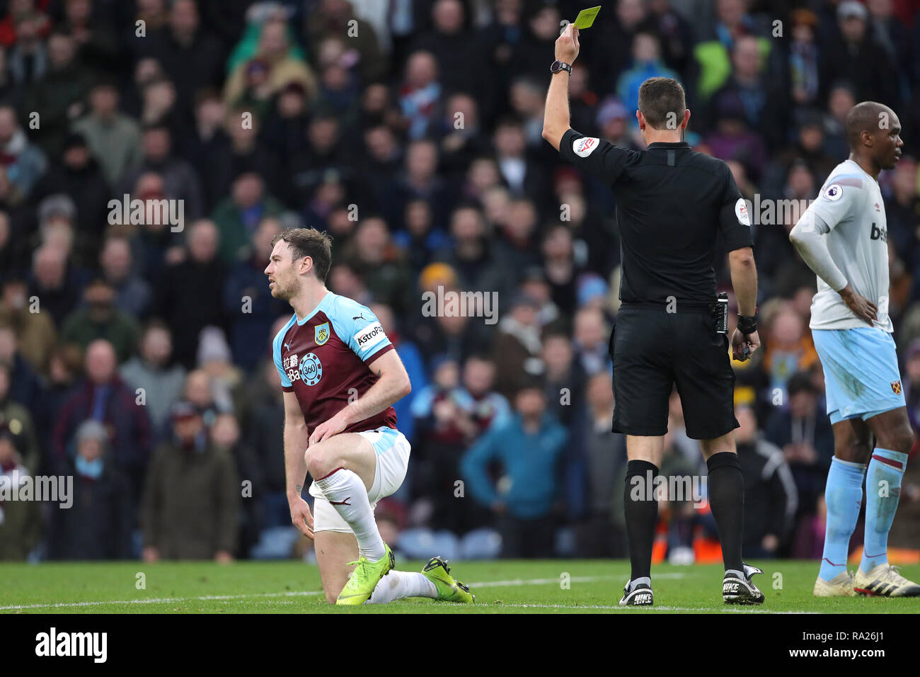 Burnley ist Ashley Barnes (links) ist für unsportliches Verhalten von Schiedsrichter David Coote gebucht während der Premier League Spiel im Turf Moor, Burnley. Stockfoto