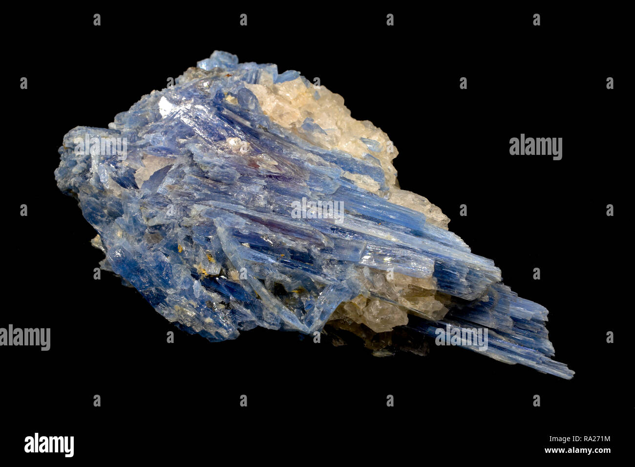 Cyanit ist einer hohen Schwingung Kristall, der hilft, ausrichten und die Chakren klar Stockfoto