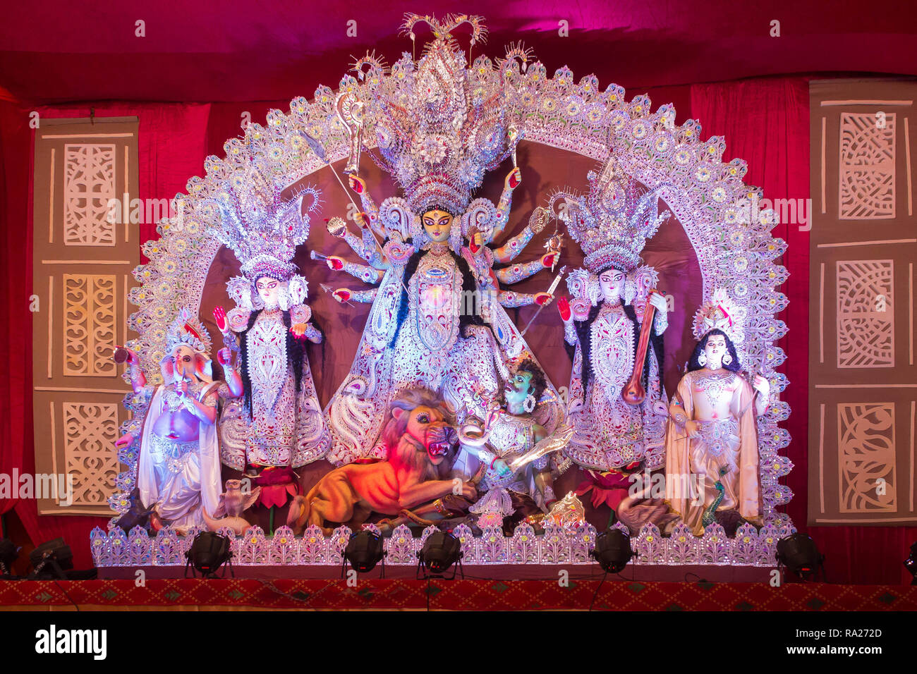 Central Park, Pocket-40, C.R. Park, New Delhi, Indien, DT-30 Sep 2014. Eine Ansicht von Durga Idiol im Querformat innen Puja Pandal Stockfoto