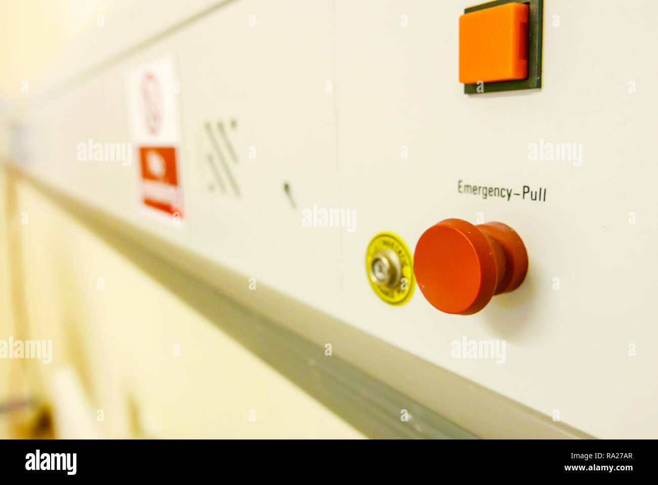 Bed Head Unit in einem Krankenhaus mit einem Notfall rot ziehen call Bell und eine elektrostatische Entladung. Stockfoto