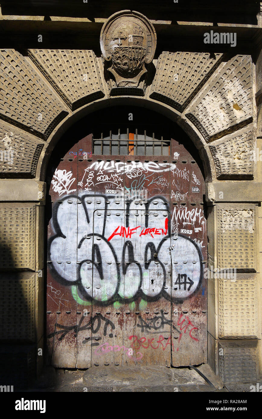 Graffiti an einer Tür in Granada, Spanien. Stockfoto